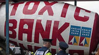 Zementlaster mit Protestaufschrift vor dem irischen Parlament in Dublin (Foto: AP)