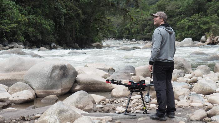 Un dron LIDAR se prepara para sobrevolar el Valle del Vilcanota.