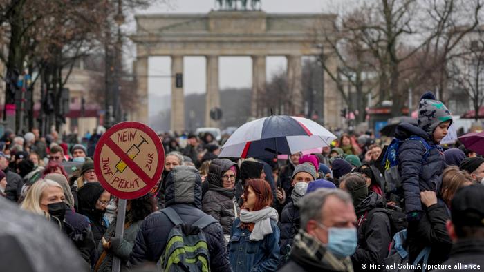 Dok su poslanici raspravljali, u Berlinu se protestovalo protiv obavezne vakcinacije