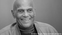 29.10.2015 ARCHIV - Der US-amerikanische Sänger, Schauspieler und Entertainer, Harry Belafonte, lächtelt am 29.10.2015 als Ehrengast bei einem Presse- und Fototermin zur 10. Hope-Gala im Taschenberg Kempinski Hotel in Dresden (Sachsen). (zu dpa New Yorker Bibliothek wird nach Harry Belafonte benannt am 14.02.2017) Foto: Arno Burgi/dpa-Zentralbild/dpa +++(c) dpa - Bildfunk+++