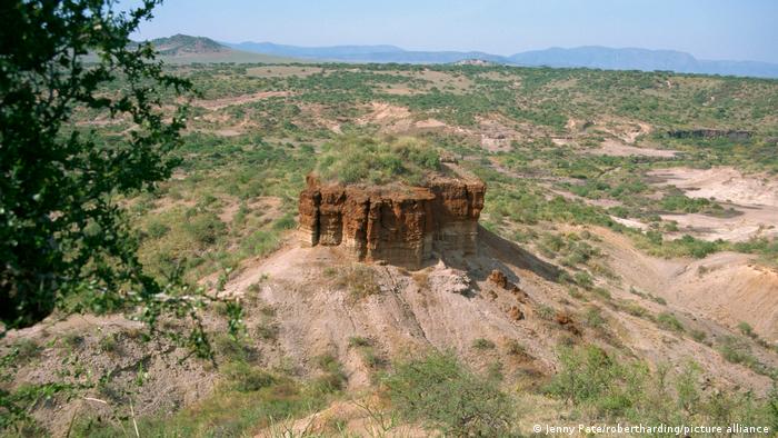 La garganta de Olduvai, en Tanzania, alberga diversos yacimientos paleoantropológicos que han sido cruciales para nuestra comprensión de los primeros seres humanos.