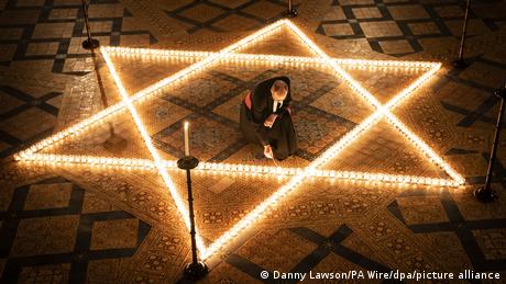 Холокаустот како вечно предупредување: свештеникот Мајкл Смит пали една по една свеќа распоредени во форма на Давидовата ѕвезда. Во катедралата во Јорк, во Велика Британија, беше одбележан денешниот Ден на сеќавање на холокаустот – сеќавања на повеќе од шест милиони Евреи убиени од нацистите. На 27 јануари 1945 советската армија ги ослободила затворениците во концентрациониот логор Аушвиц. 