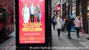 Рекламный1плакат в Лондоне, призывающий делать бустерные прививки
