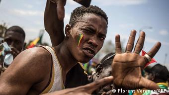 Un jeune Malien demande de laisser la junte faire cinq ans au pouvoir 