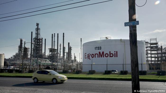 Ein Auto fährt auf einer Straße vor einer Raffinerie des Erdölkonzerns ExxonMobil vorbei