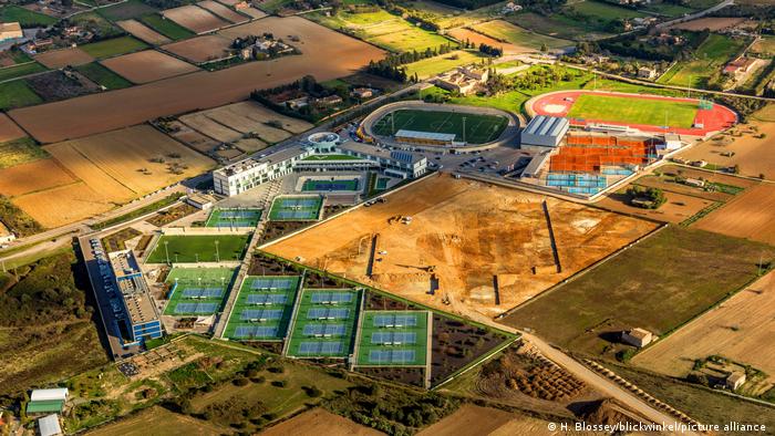 Luftaufnahme der Tennisakademie Rafael Nadals mit Tennis- und Sportplätzen in Manacor auf Mallorca