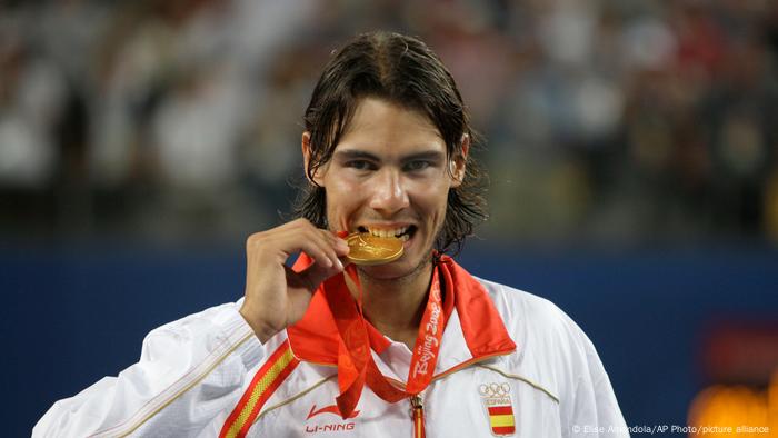 Rafael Nadal beißt nach seinem Olympiasieg in die Goldmedaille