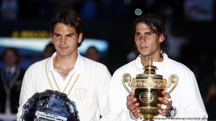 Rafael Nadal mit Pokal nach seinem Wimbledonsieg im Jahr 2008 neben Roger Federer bei der Siegerehrung