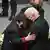 Німецький президент Франк-Вальтер Штайнмаєр обіймає колишню бранку концтабору Інге Ауербахер на церемонії вшанування жертв Голокосту в Бундестазі