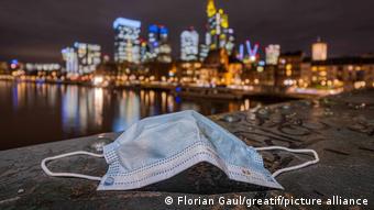 Ο μάσκα θα πέσει τελευταία