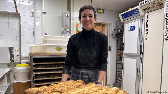 Priscilla Hayertz lleva más de una década vendiendo sus baguetes en el barrio de Montmartre, al norte de París.