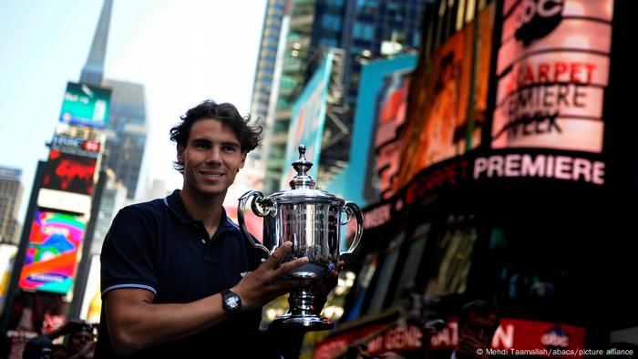 Rafael Nadal präsentiert auf dem New Yorker Times Square den Siegerpokal der US Open