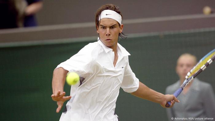 Rafael Nadal holt beim Turnier en Wimbledon 2003 während eines Ballwechsels zum Schlag aus