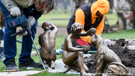 Las esculturas del Lecho de Venus vuelven luego de más de 75 años al parque de Branitz, en Cottbus. 