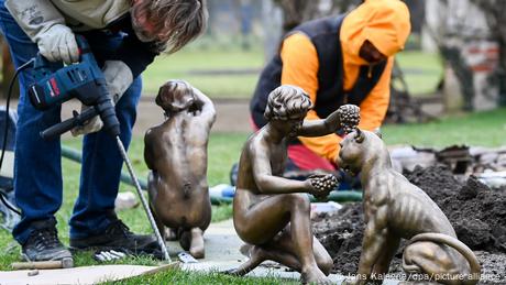 Las esculturas del Lecho de Venus vuelven luego de más de 75 años al parque de Branitz, en Cottbus. 