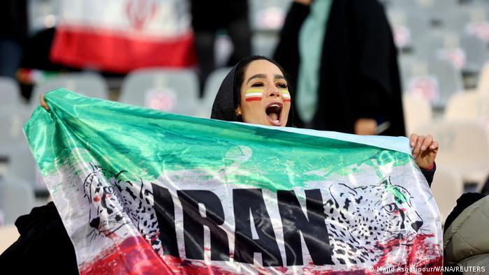 طرفدار تیم ملی فوتبال ایران در بازی مقابل عراق در استادیوم آزادی تهران طرفدار تیم ملی فوتبال ایران در بازی مقابل عراق در استادیوم آزادی تهران