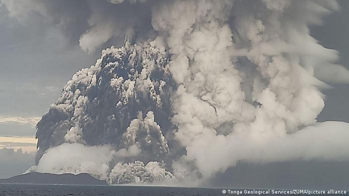 La enorme erupción volcánica de Tonga.
