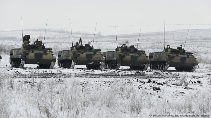 Russische Kampfpanzer bei einer Übung am Donnerstag in der Region Rostow, die im Nordwesten an die Ukraine grenzt Russische Kampfpanzer bei einer Übung am Donnerstag in der Region Rostow, die im Nordwesten an die Ukraine grenzt