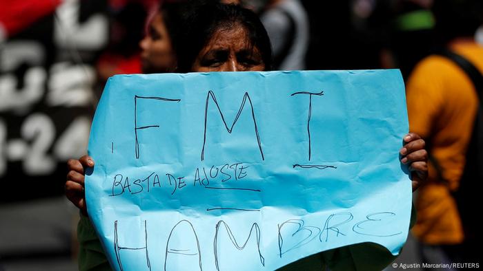 Foto de manifestantes contra el pago de la deuda con el FMI en Argentina.