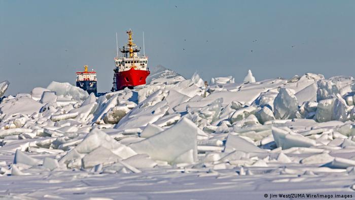 Брод на канадската крајбрежна стража спроведува танкер со нафта на замрзнатото езеро Сент Клер додека влегува во реката Детроит. Студеното време во американската сојузна држава Мичиген и во канадската сојузна држава Онтарио предизвикува проблеми во бродскиот сообраќај на езерата во регионот. 
