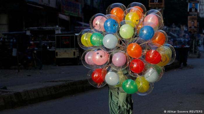 Veshu (25) je mladić koji nosi i prodaje šarene balone na ulicama Karachija. On je u potrazi za poslom, sa svojom porodicom napustio Tharparkar, pakinstanski pustinjski predio koji se nalazi na jugoistoku zemlje od 216 miliona stanovnika.