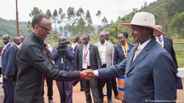 Rwandan President Paul Kagame (Left) and Ugandan President Yoweri Museveni shake hands during a meeting at the Gatuna-Katuna border crossing between Rwanda and Uganda, on Feb. 21, 2020. 