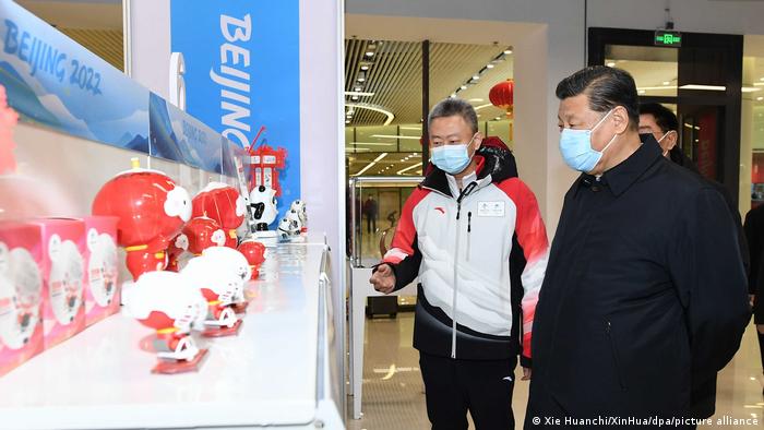 Китайският президент Си Дзинпин представя талисмана на Зимната олимпиада 2022
