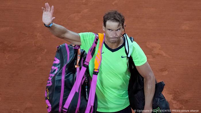 Ein ernst blickender Rafael Nadal geht nach der Niederlage im Halbfinale der French Open 2021 vom Platz und hebt zum Abschied die Hand