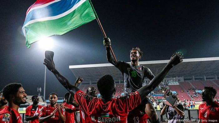 Africa Cup | Gambia vs Tunesien | Gambias Spieler feiern nach dem Gewinn des Fußballspiels der Gruppe F