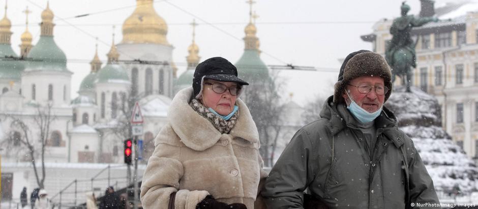  A couple walks in front of St. Sophia s Cathedral in the center of Kyiv, Ukraine on 21 January 2022