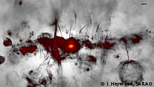 Detectan casi 1.000 filamentos magnéticos que cuelgan inexplicablemente en el centro de la Vía Láctea