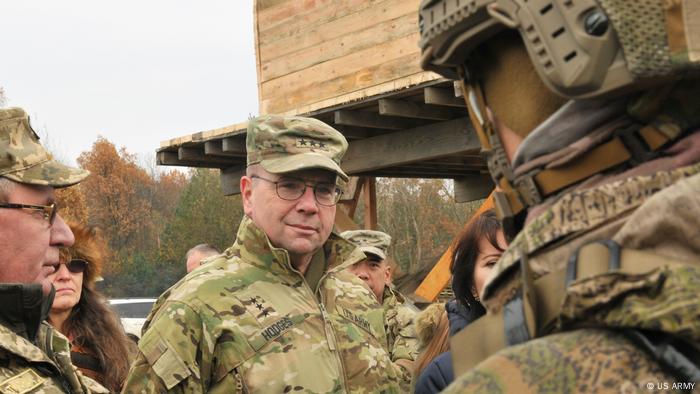 Le général Ben Hodges en uniforme militaire à Lviv en Ukraine