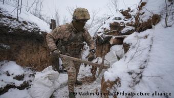 Украинский солдат в окопе