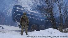 Ein ukrainischer Soldat steht neben einem gepanzerten Mannschaftstransportwagen in der Nähe der Frontlinie in der Oblast Luhansk in der Ostukraine. Die diplomatischen Bemühungen um die Abwendung eines Krieges in Osteuropa wurden unter hohem Einsatz fortgesetzt. +++ dpa-Bildfunk +++
