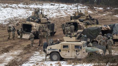 US-Soldaten mit gepanzerten Fahrzeugen auf dem Truppenübungsplatz Hohenfels 