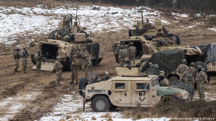 US-Soldaten stehen während der internationaler Militärübung «Allied Spirit 2022» auf dem Gelände des Truppenübungsplatz Hohenfels.