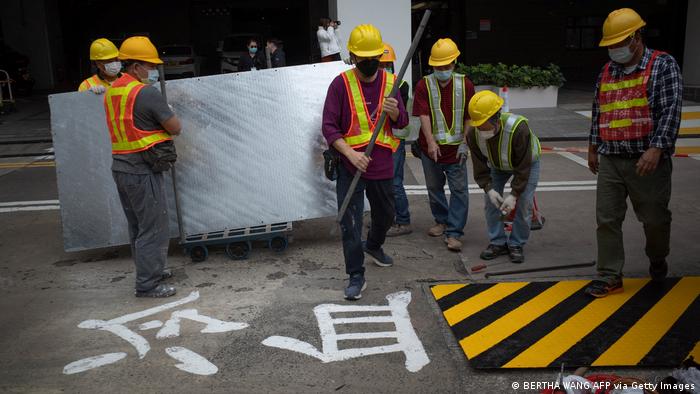 香港大学太古桥上声援六四受害者的标志被以铁板遮盖