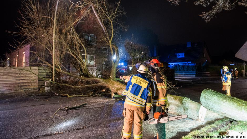 Germany, Denmark pounded by intense wind storm | News | DW - Vimarsana News
