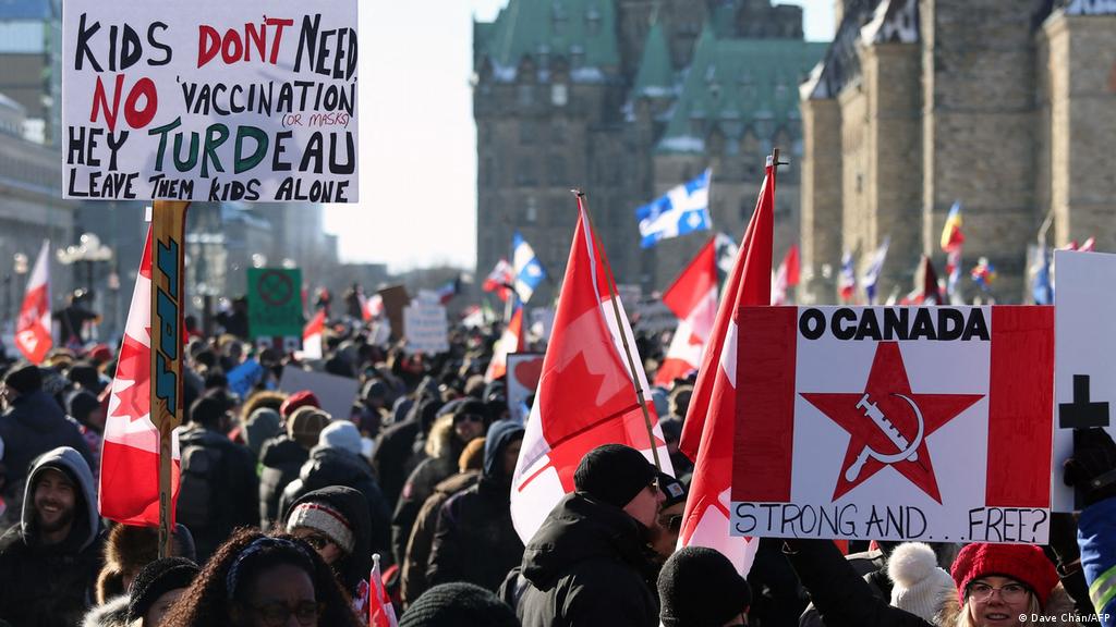 Шофьори блокираха улици в Канада, искат премахване на противоепидемичните мерки (видео)