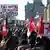 Miles de personas se congregan frente al Parlamento en Ottawa, Canadá, para protestar contra las medidas sanitarias
