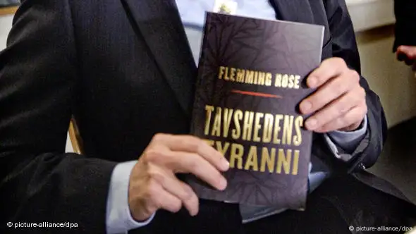 Das Buch "Flemming Rose" in Händen gehalten vom Autor Flemming Rose (Foto: picture-alliance/dpa)