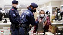 12.01.2022
Eine Polizistin (M) überprüft den Impfstatus einer Kundin in einem Einkaufszentrum. +++ dpa-Bildfunk +++