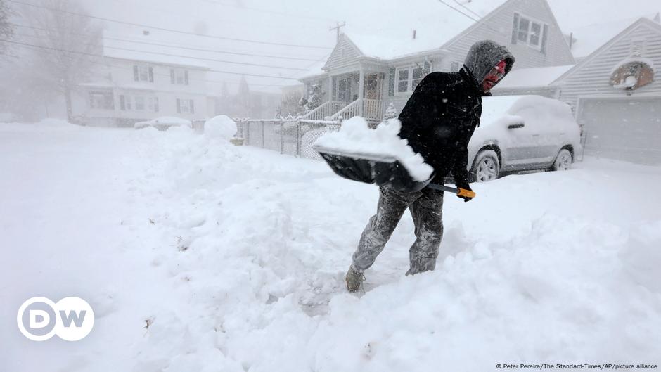 Snowstorm pounds US East Coast – DW – 01/30/2022