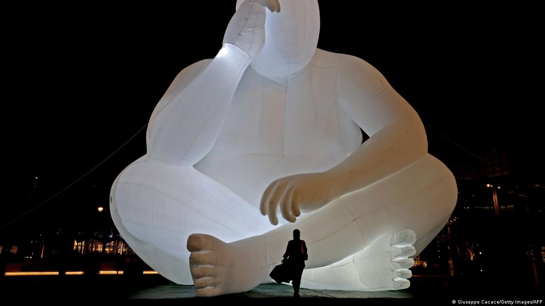 دبئ میں ایک نمائش کے موقع پر رکھا گیا قد آدم مجسمہ 