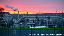 Blick auf Rohrsysteme und Absperrvorrichtungen in der Gasempfangsstation der Ostseepipeline Nord Stream 2. (zu dpa: Netzagentur: Zulassung von Nord Stream 2 wohl nicht bis Juni) +++ dpa-Bildfunk +++