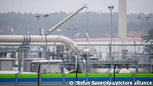 Blick auf Rohrsysteme und Absperrvorrichtungen in der Gasempfangsstation der Ostseepipeline Nord Stream 2. Das Oberverwaltungsgericht (OVG) von Mecklenburg-Vorpommern verhandelt über eine Klage der Deutschen Umwelthilfe (DUH) gegen Nord Stream 2. Die DUH hatte im Sommer 2020 auf Überprüfung der Bau- und Betriebsgenehmigung für Nord Stream 2 durch das Bergamt Stralsund geklagt.