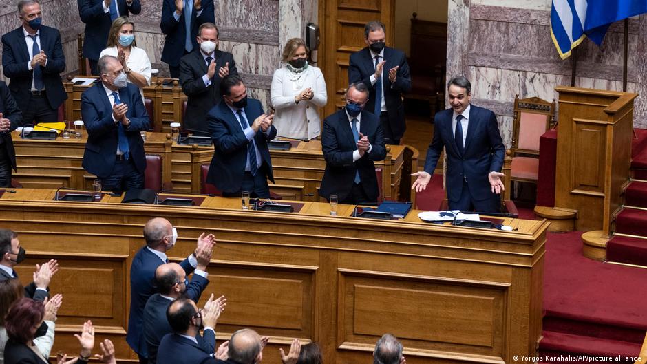 Ministerpräsident Mitsotakis übersteht Misstrauensvotum
