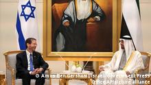 30.01.2021
Izchak Herzog (l), Präsident von Israel, und Scheich Abdullah bin Zayed Al Nahyan, Außenminister der VAE, nehmen an einem Treffen teil. Israels Präsident traf am 30.01.2022 in den Vereinigten Arabischen Emiraten ein. Es war der erste offizielle Besuch eines israelischen Staatsoberhauptes und das jüngste Zeichen für eine Vertiefung der Beziehungen zwischen den beiden Nationen angesichts der zunehmenden Spannungen in der Region. +++ dpa-Bildfunk +++