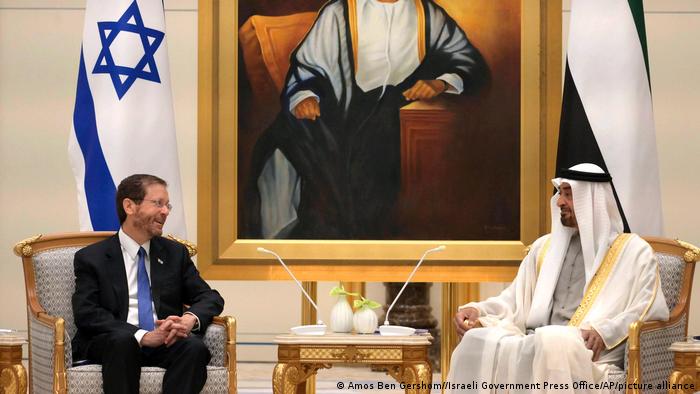Israels Präsident Izchak Herzog und der Außenminister der VAE, Scheich Abdullah bin Sajid, in Abu Dhabi 