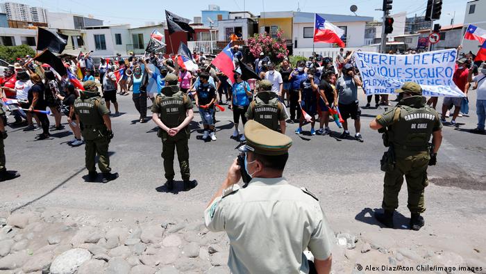Foto de personas que protestan en Iquique contra migrantes irregulares.